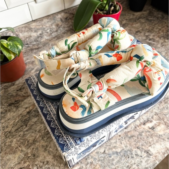 Farm Rio. Colorful Flatform Velcro Sandal, Size 10 - Picture 2 of 6